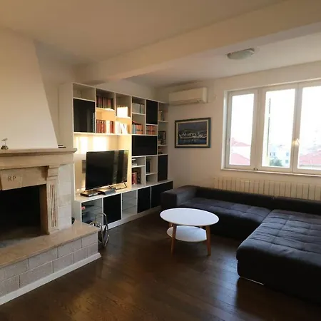 Comfort & Bright 3 Bedroom Apartment *